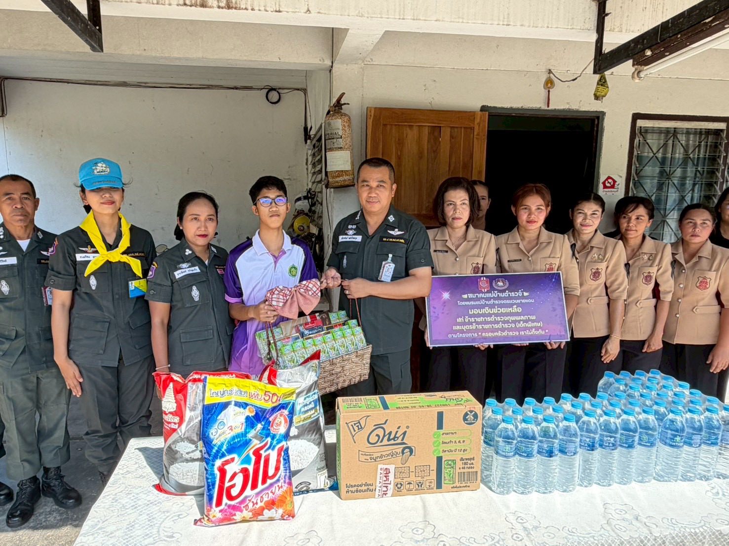 เยี่ยมข้าราชการตำรวจที่ทุพพลภาพ จากการปฏิบัติหน้าที่ ตาม  โครงการ "ครอบครัวตำรวจ  เราไม่ทิ้งกัน"  จำนวน ๓ ครอบครัว