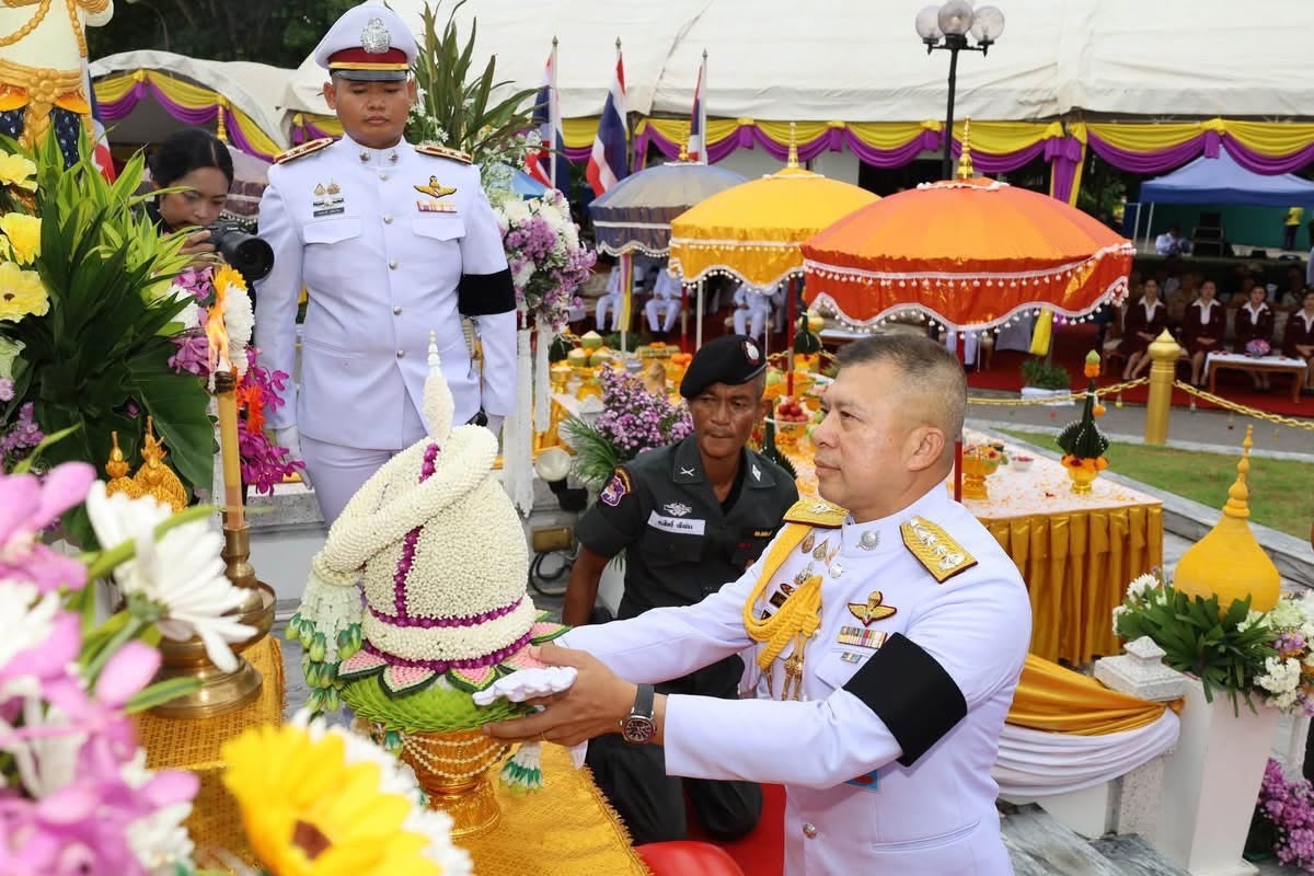 ร่วมพิธีวางพวงมาลัยเนื่องในวันสถาปนาค่ายรามคำแหง