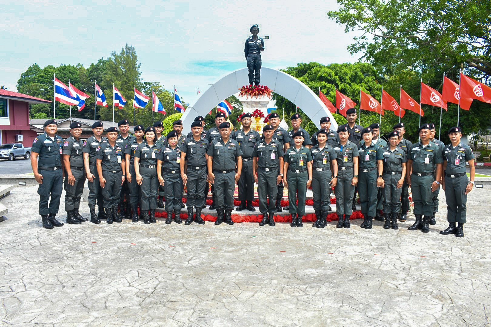  พิธีทำบุญตักบาตรข้าวสารอาหารแห้ง, พิธีกล่าวถวายราชสดุดีและถวายเครื่องราชสักการะ ณ เบื้องหน้าพระบรมราชานุสาวรีย์ สมเด็จพระศรีนครินทราบรมราชชนนี