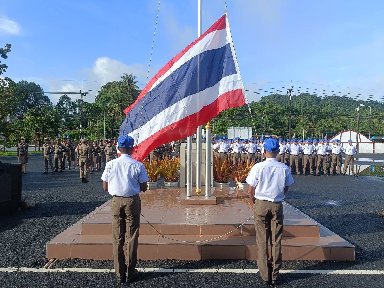 เข้าแถวเคารพธงชาติไทยและร้องเพลงชาติไทยเนื่องในวันพระราชทานธงชาติไทย