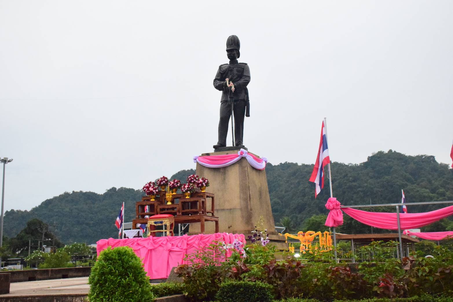 ร่วมพิธีวางพวงมาลาเนื่องในวันคล้ายวันสวรรคต พระบาทสมเด็จพระจุลจอมเกล้าเจ้าอยู่หัว ณ ลานพระบรมราชานุสาวรีย์ พระบาทสมเด็จพระจุลจอมเกล้าเจ้าอยู่หัว สวนสาธารณะเฉลิมพระเกียรติ ๖ รอบพระชนมพรรษา อ.ทุ่งสง จ.นครศรีธรรมราช 