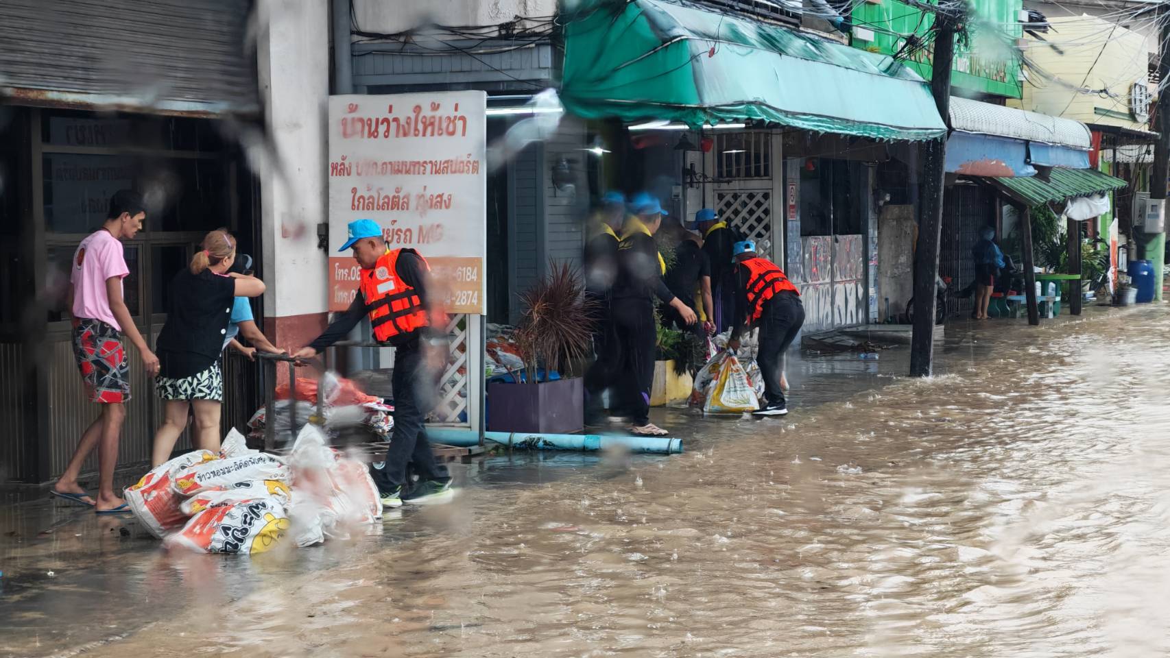 ช่วยเหลือผู้ประสบภัยอุทกภัย ในอำเภอทุ่งสง